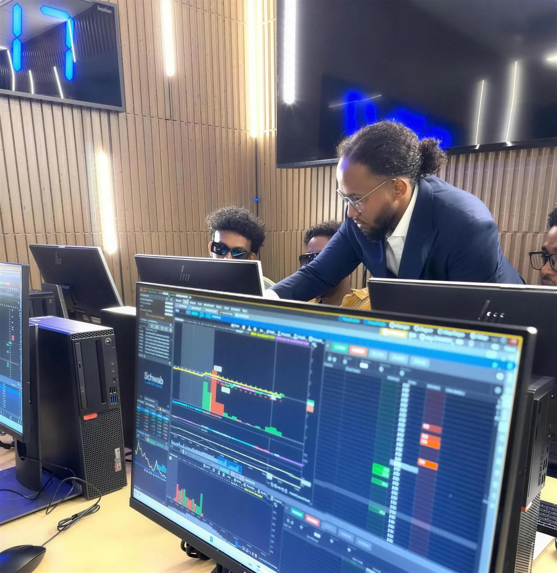 An advanced class trading the live session in simulation at MAAL TRADING ACADEMY.